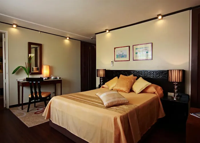 Hotel with view: Manila Manor Hotel